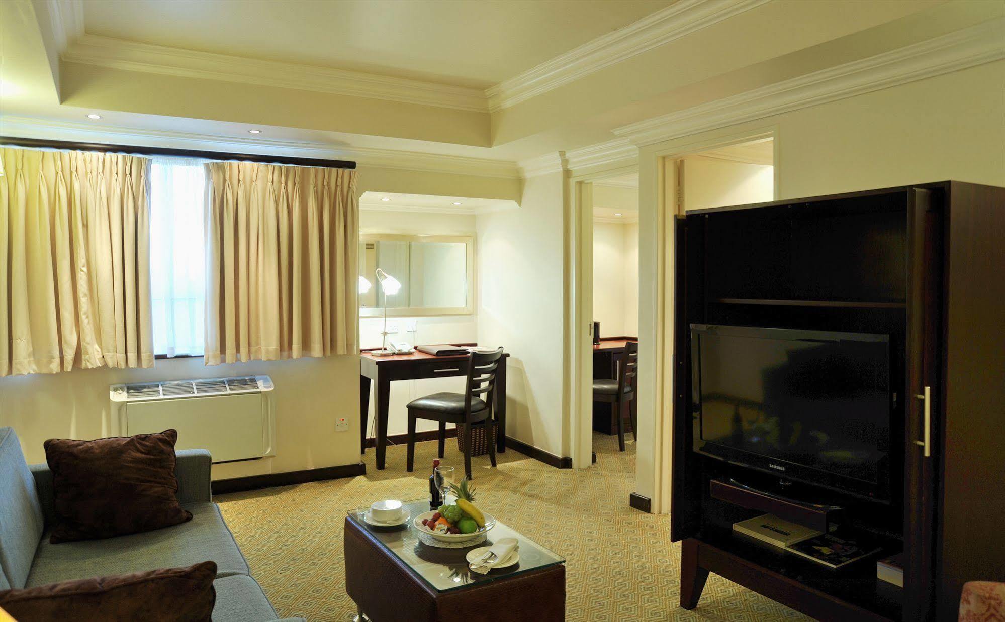 Cresta President Hotel Γκαμπορόνε Εξωτερικό φωτογραφία