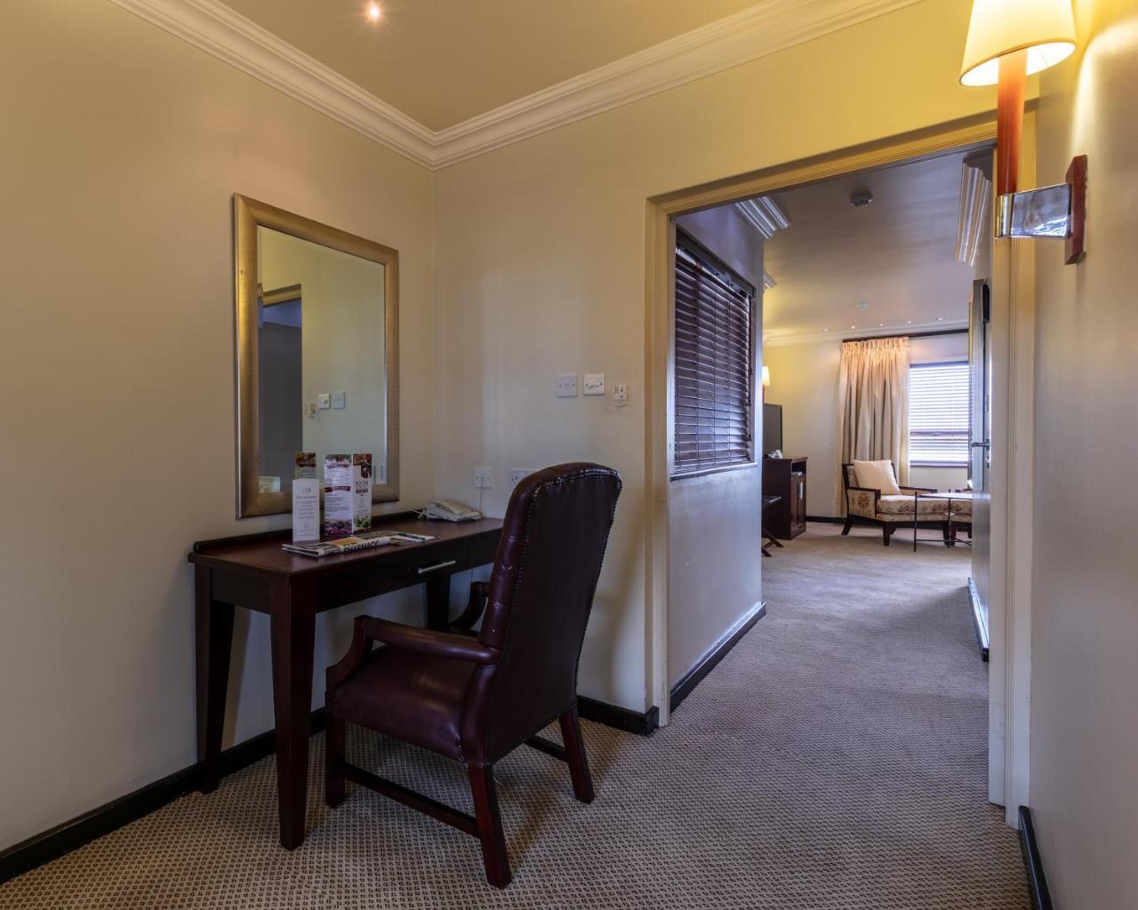 Cresta President Hotel Γκαμπορόνε Εξωτερικό φωτογραφία