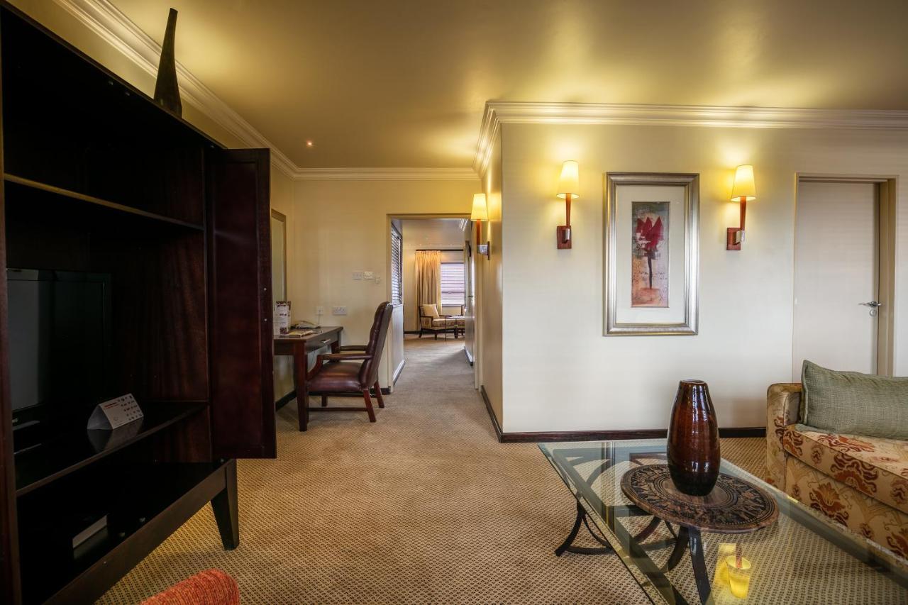 Cresta President Hotel Γκαμπορόνε Εξωτερικό φωτογραφία