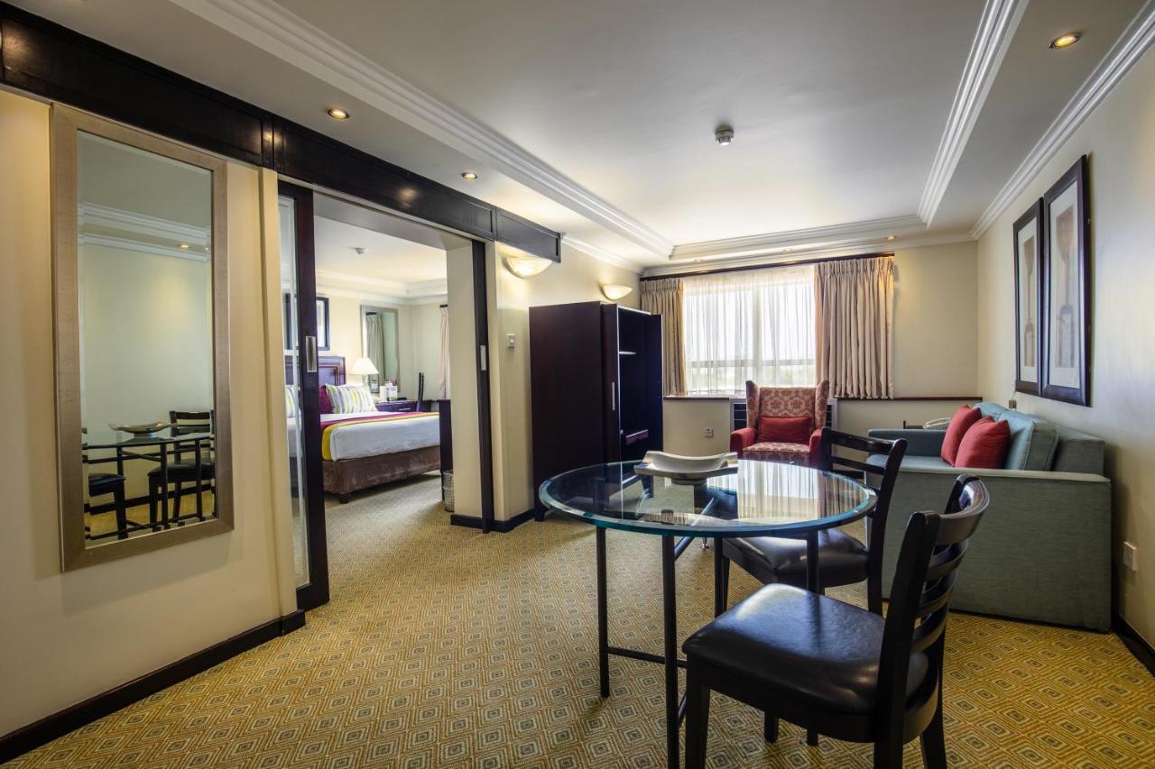 Cresta President Hotel Γκαμπορόνε Εξωτερικό φωτογραφία