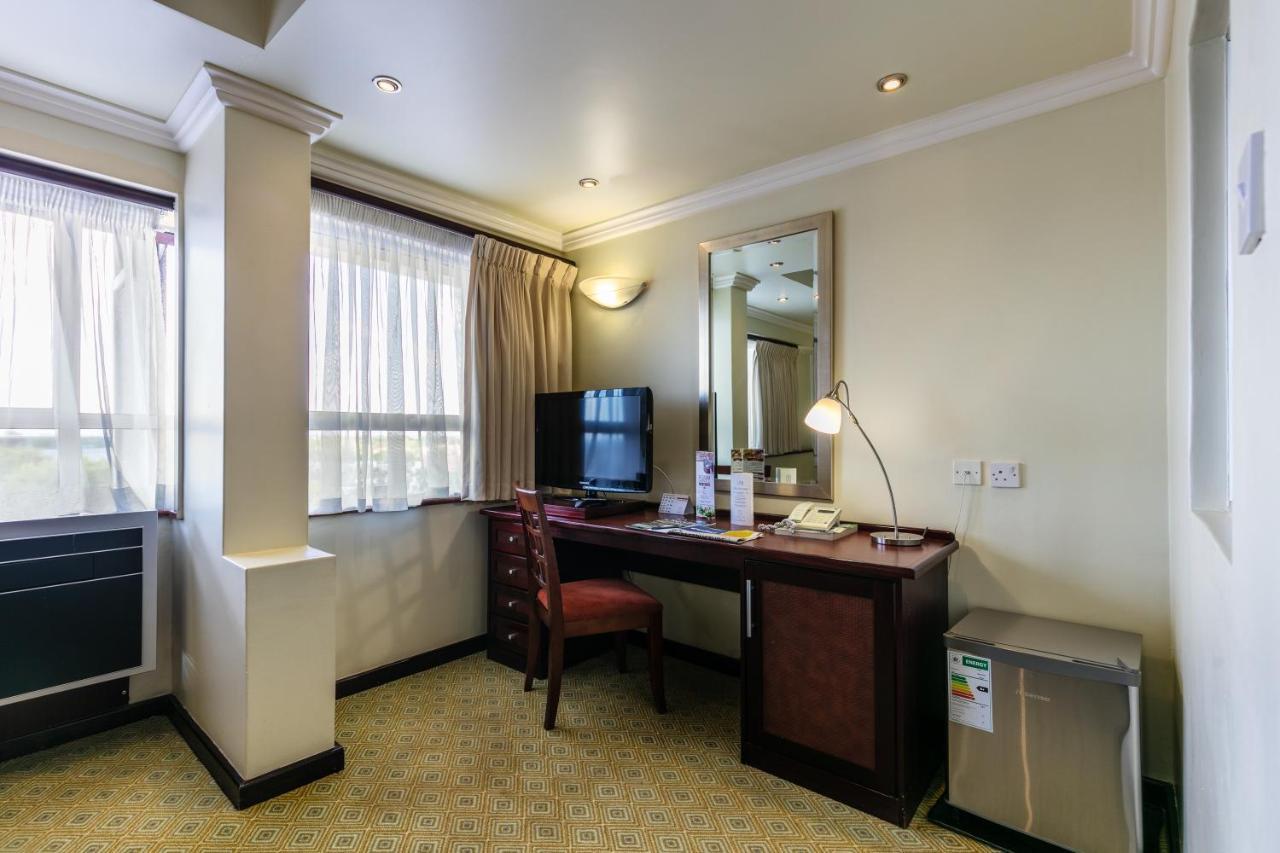Cresta President Hotel Γκαμπορόνε Εξωτερικό φωτογραφία